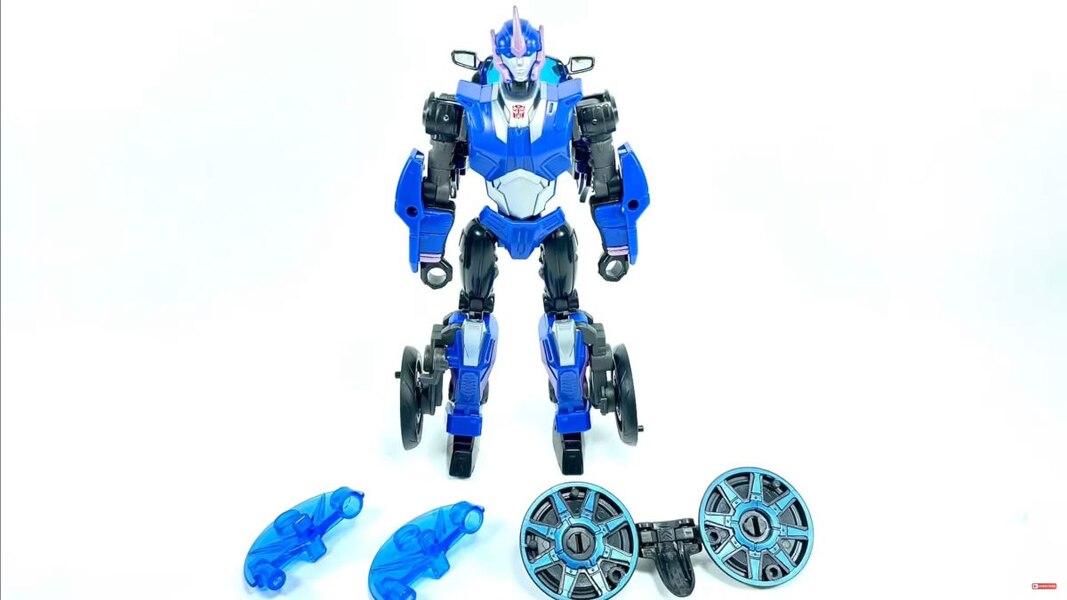 Transformers Legacy Prime Arcee In Hand Image  (3 of 23)